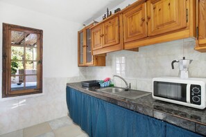 Jääkaappi, mikroaaltouuni, liesi, kahvin-/teenkeitin