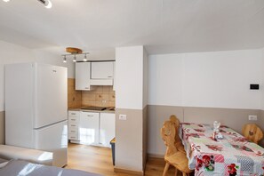 Dining - Apartment 'Casa Canton' with Mountain View, Shared Garden and Wi-Fi (Livigno)