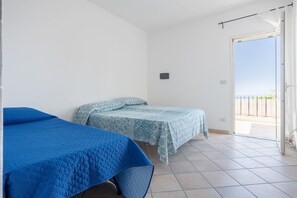 3 bedrooms, free WiFi, bed sheets - Holiday Home 'Terrazza Sul Mare' with Shared Terrace, Wi-Fi and Air Conditioning (Palermo)