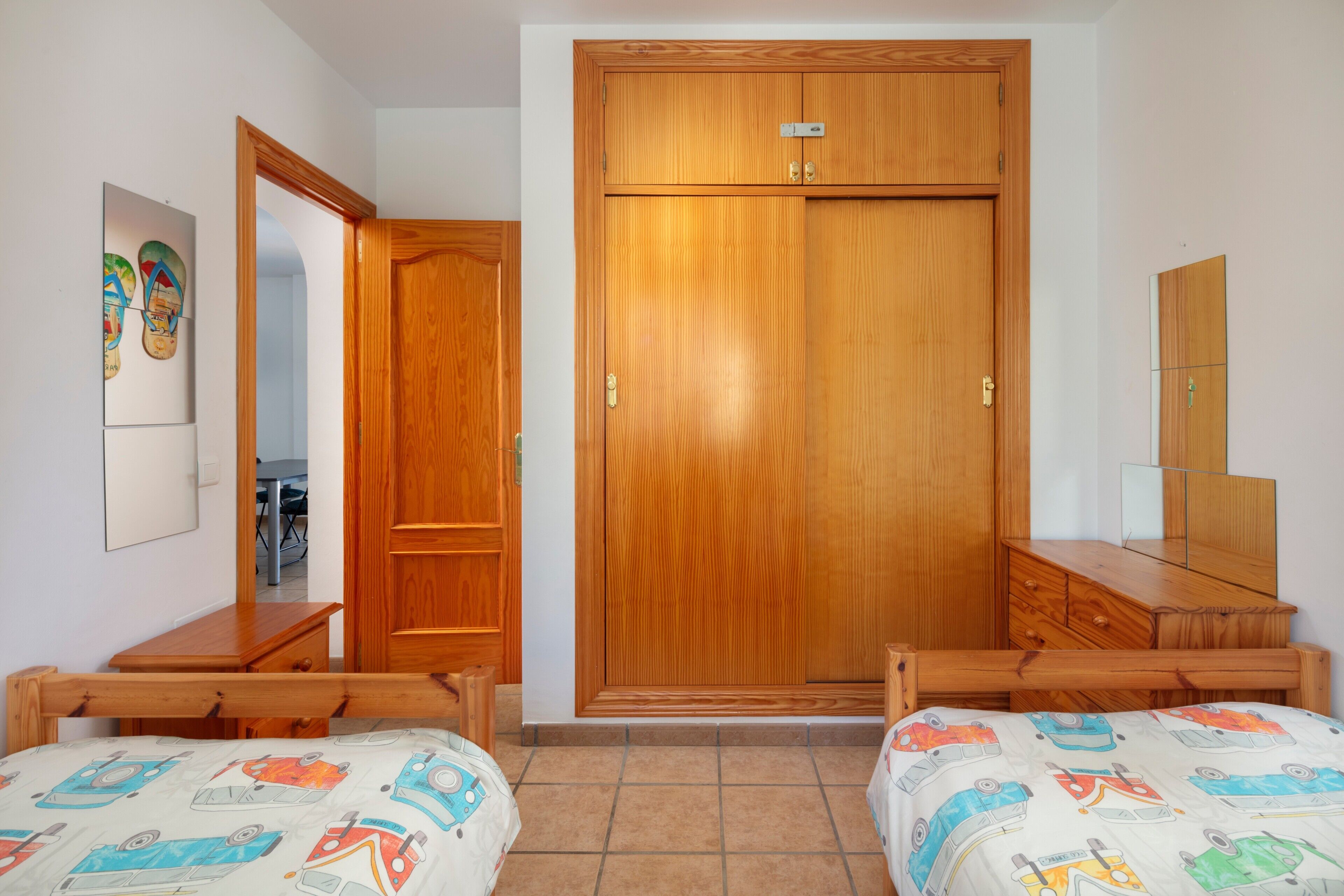 3 slaapkamers, een strijkplank/strijkijzer, gratis wifi, beddengoed