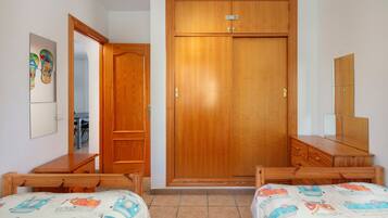 3 slaapkamers, een strijkplank/strijkijzer, gratis wifi, beddengoed