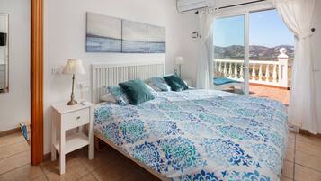 3 slaapkamers, een strijkplank/strijkijzer, gratis wifi, beddengoed