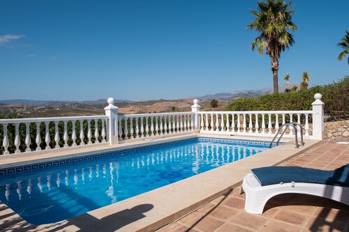 Villa "Puesta del Sol" with Lake View, Private Pool & Wi-Fi