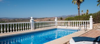 Villa "Puesta del Sol" with Lake View, Private Pool & Wi-Fi