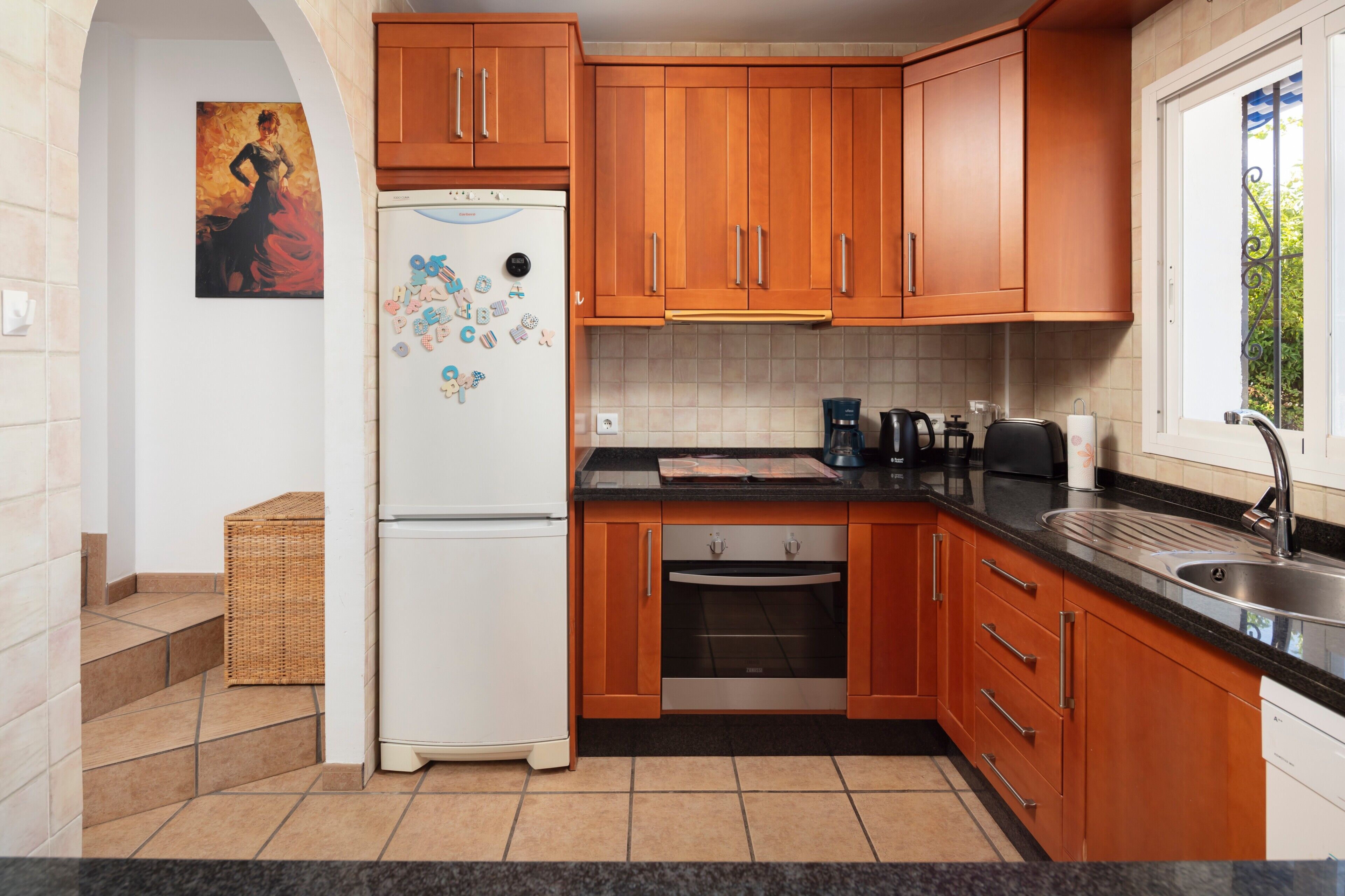 Frigorifero, microonde, forno, piano cottura