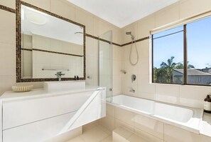 Een haardroger, handdoeken, zeep, shampoo