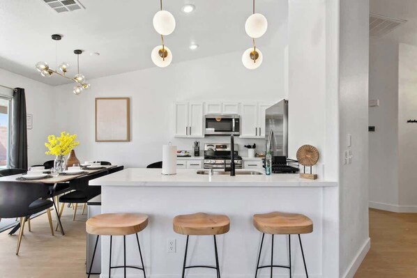 Refrigerador, microondas, horno y parrilla de estufa 