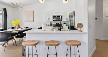 Lavish 4BR Vegas Pool House w/ Heated Pool + Spa