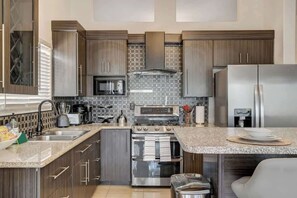 雪櫃、微波爐、焗爐、爐具