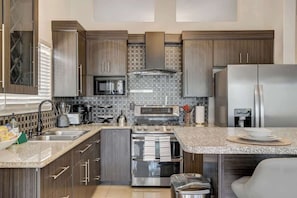 Refrigerador, microondas, horno, placa de cocina