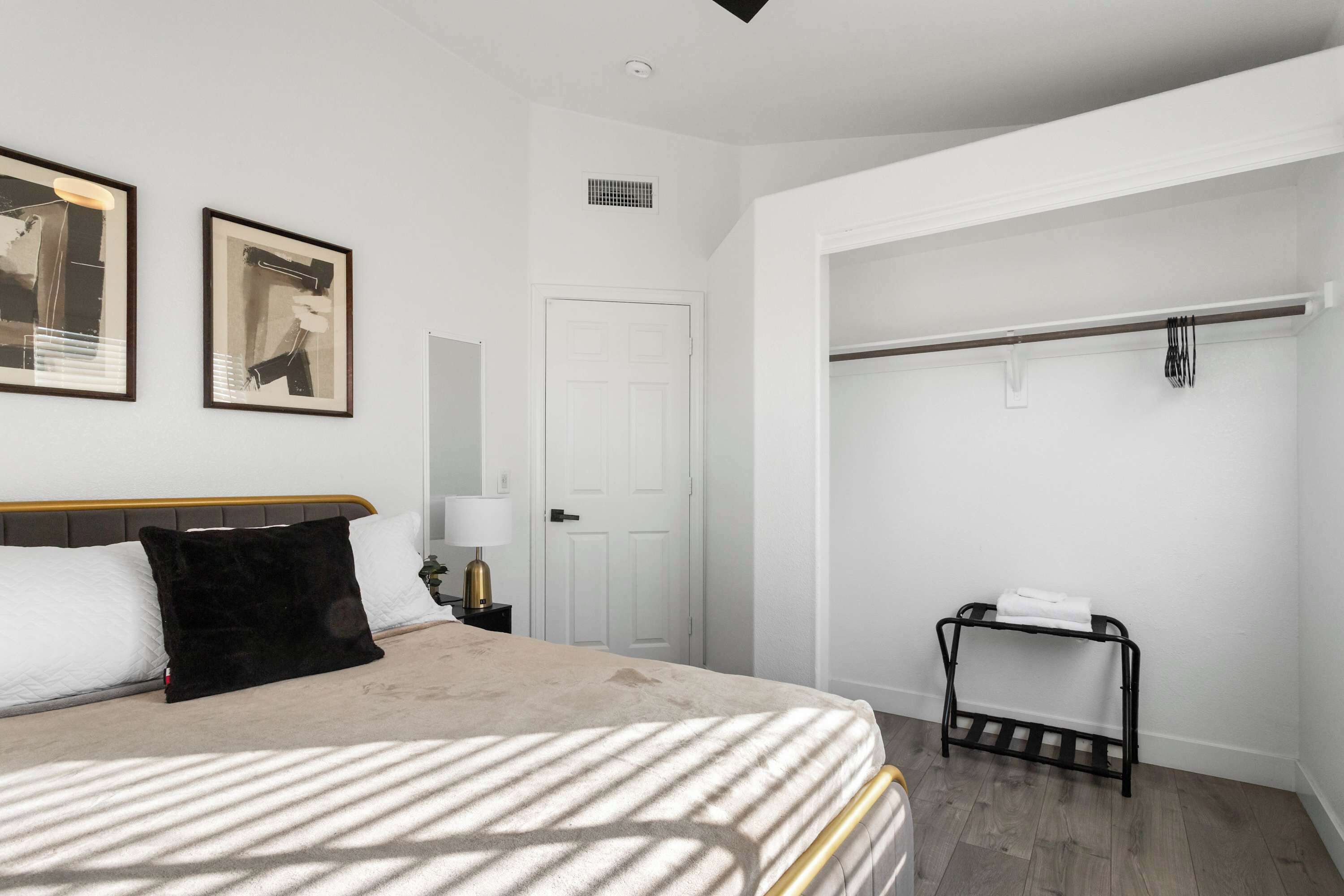 5 bedrooms, travel crib, WiFi