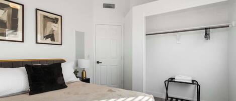 5 bedrooms, travel crib, WiFi