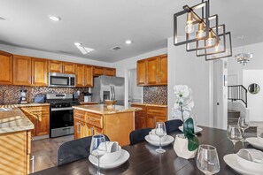 Kühlschrank, Ofen, Herdplatte, Wasserkocher mit Kaffee-/Teezubehör