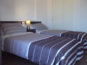 1 chambre, coffre-fort, fer et planche à repasser, lit de bébé portatif