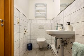 Dusche, Haartrockner, Handtücher, Toilettenpapier