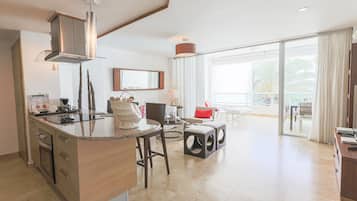 Kylskåp, mikrovågsugn, ugn och spishäll