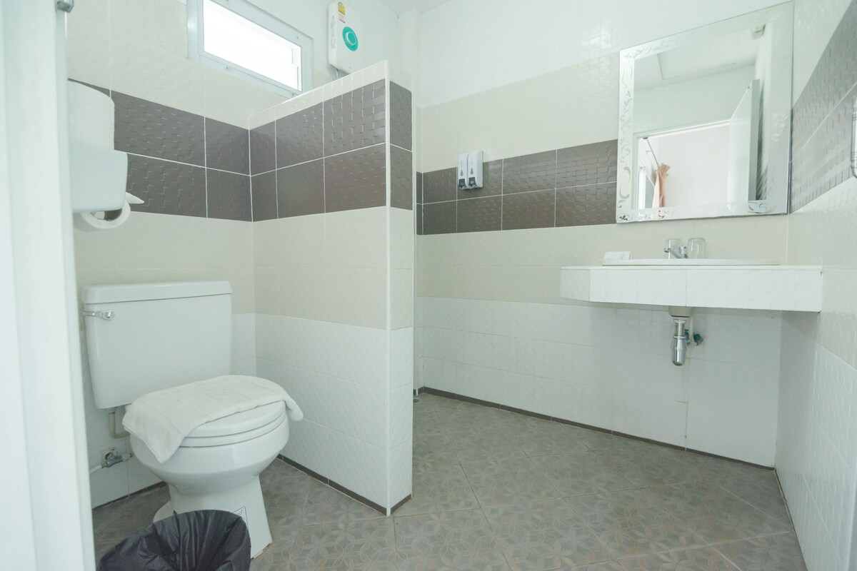 Une salle de bain avec des toilettes, une douche et un lavabo.