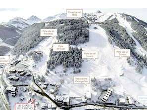 A ski resort with marked ski slopes, a cable car station, and chalets. - Luxury Chalet 10 pers, SPA, pool, WiFi, Courchevel 1550 (Courchevel 1550)