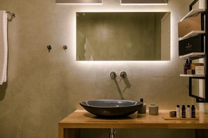 ヘアドライヤー、タオル、石鹸、シャンプー