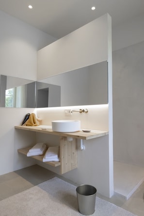 Triple Room | Bathroom | Free toiletries, bathrobes