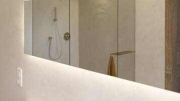 Classic-Zweibettzimmer | Badezimmer | Kostenlose Toilettenartikel, Bademäntel