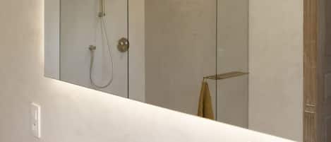 Classic Twin Room | Bathroom | Free toiletries, bathrobes