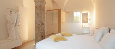 Chambre Classique | Literie de qualité supérieure, surmatelas, chambres insonorisées