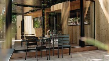 Sauna, hot tub, hot stone massages, deep-tissue massages