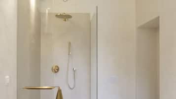 Habitación clásica con 2 camas individuales | Baño | Amenidades de baño gratuitas y batas