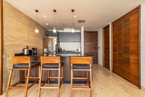 Een koelkast, een magnetron, een oven, een kookplaat