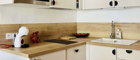 Fridge, microwave, stovetop, dishwasher