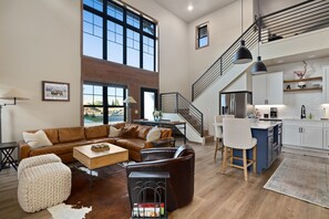 Smart TV, fireplace, DVD player, books - Private hot tub, large home, close to downtown (Red Lodge)