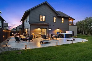 Outdoor spa tub - Alpine Basecamp 69 Alpine Basin Loop (Red Lodge)