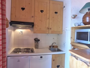 Køleskab, mikrobølgeovn, kogeplade, opvaskemaskine