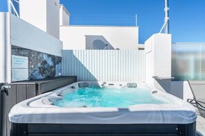 Outdoor spa tub - New Luxury Penthouse beachfront in the Algarve (Armação de Pêra)