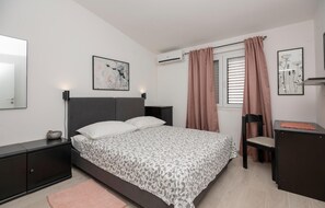 3 Schlafzimmer, Reisekinderbett, kostenloses WLAN, Bettwäsche