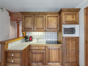 Fridge, oven, dishwasher, coffee/tea maker
