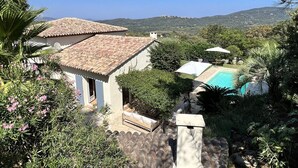 A villa with a tiled roof, a swimming pool, and a view of the surrounding hills. - Luxurious Villa: 4 Bedrooms, Heated Pool, Stylish Interiors, Near Village in La Croix-Valmer (La Croix-Valmer)