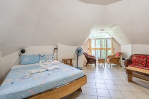 Habitación superior, varias camas, vista al mar | Escritorio y ropa de cama 