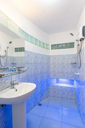 Cabaña familiar | Baño | Ducha, cabezal de ducha tipo lluvia, toallas y jabón