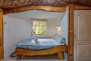 Standaard huisje | Een bureau, beddengoed