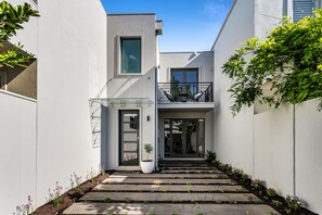 Exterior - Bev's Retreat by Ready Set Stay - peaceful retreat and close to all attractions. (South Yarra)