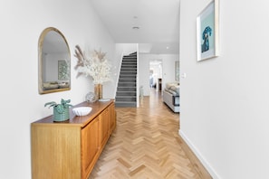 Interior - Bev's Retreat by Ready Set Stay - peaceful retreat and close to all attractions. (South Yarra)