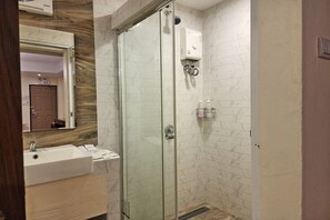Habitación superior con 2 camas individuales, 2 camas individuales | Baño | Ducha, cabezal de ducha tipo lluvia, secador de pelo y toallas