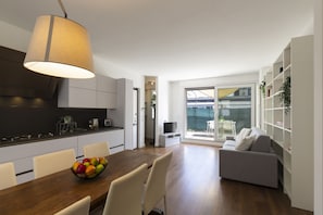 Appartement Panoramique | Coin séjour | TV connectée de 32 pouces avec chaînes numériques