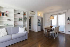 Appartement Panoramique | Coin séjour | TV connectée de 32 pouces avec chaînes numériques