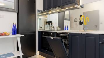 Apartment, 1 Bedroom, Balcony | Dapur peribadi | Ketuhar gelombang mikro, mesin basuh pinggan mangkuk