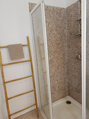 Douche, serviettes fournies, savon, papier de toilette