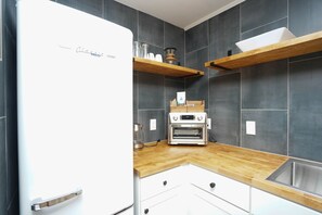 Frigorífico, microondas, horno y placa de cocina