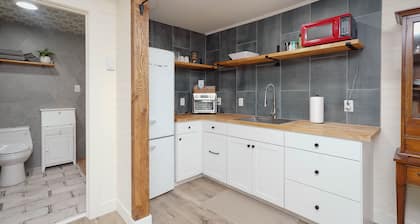 3 blocks from downtown, Pet Friendly. Natural Grocers, Awesome Shower